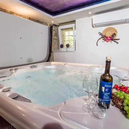 Natura With Swimming Pool, Jacuzzi And Sauna *